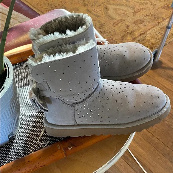 Like NEW. UGGS! Bow Booties. Silver/gray/glitz in stars/bow. Worn 3 hours. Sz 8 - Picture 4 of 6